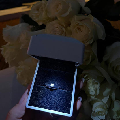 1 Carat Ring in Luxury Illuminated Box – A Statement of Elegance ✨💍