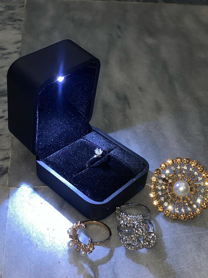 1 Carat Ring in Luxury Illuminated Box – A Statement of Elegance ✨💍