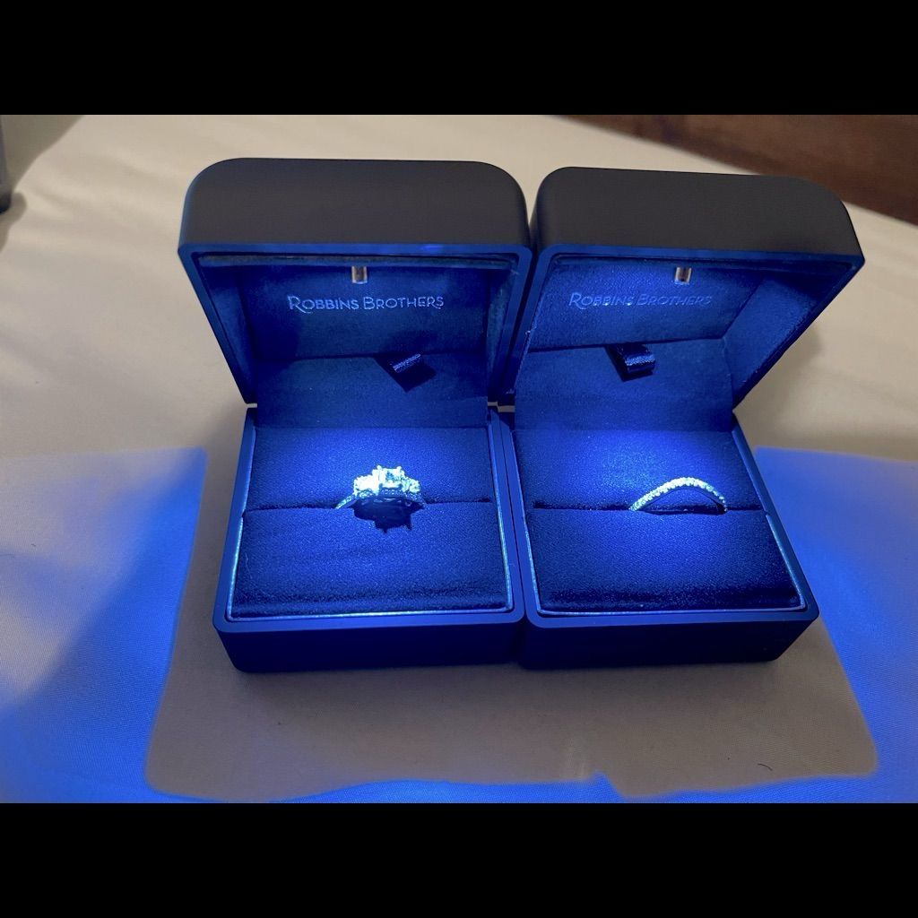 1 Carat Ring in Luxury Illuminated Box – A Statement of Elegance ✨💍