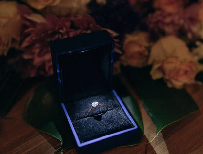 1 Carat Ring in Luxury Illuminated Box – A Statement of Elegance ✨💍