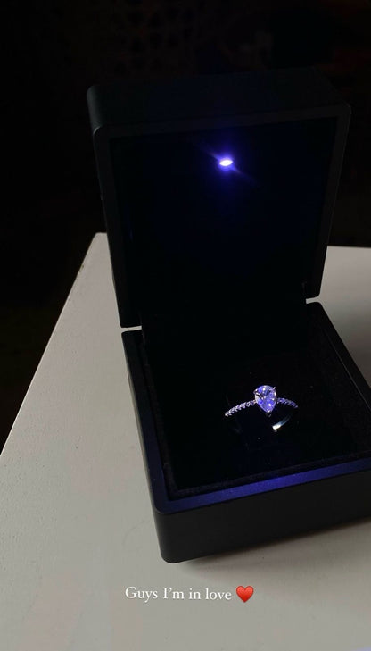 1 Carat Ring in Luxury Illuminated Box – A Statement of Elegance ✨💍