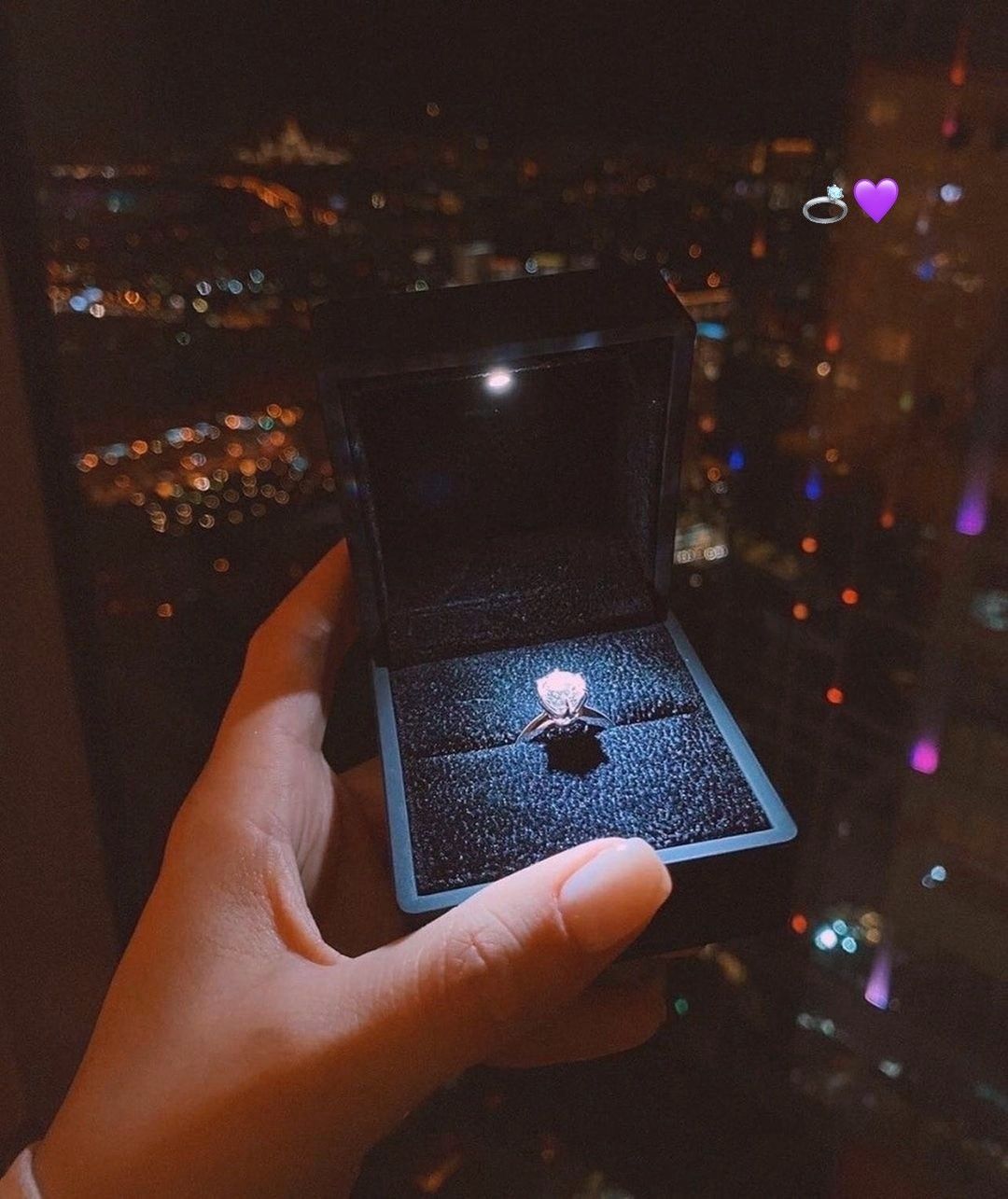 1 Carat Ring in Luxury Illuminated Box – A Statement of Elegance ✨💍