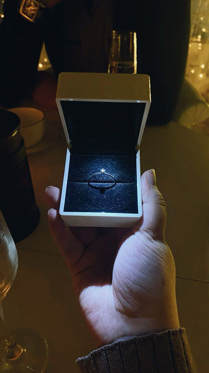 1 Carat Ring in Luxury Illuminated Box – A Statement of Elegance ✨💍