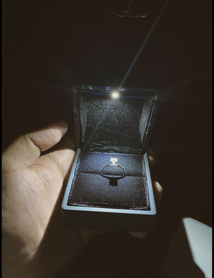 1 Carat Ring in Luxury Illuminated Box – A Statement of Elegance ✨💍