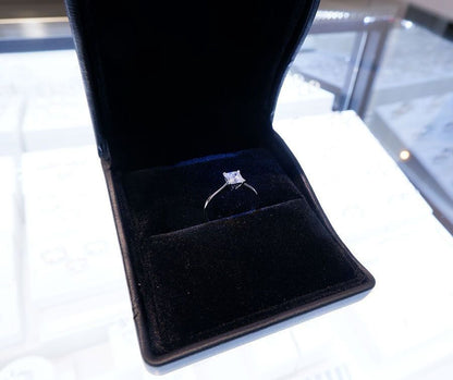 1 Carat Ring in Luxury Illuminated Box – A Statement of Elegance ✨💍