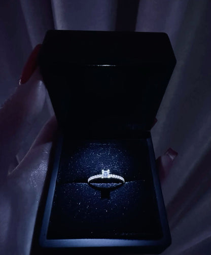 1 Carat Ring in Luxury Illuminated Box – A Statement of Elegance ✨💍