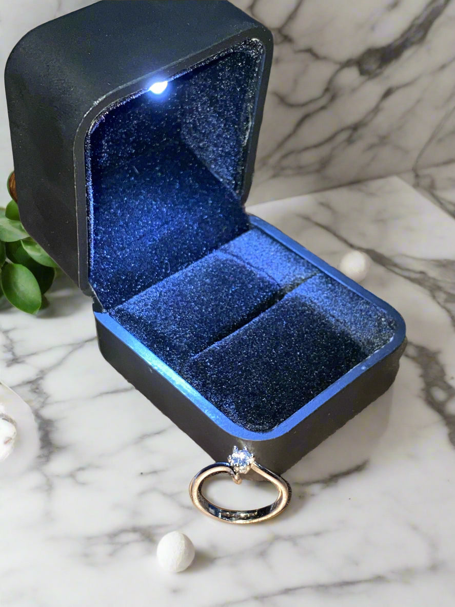 1 Carat Ring in Luxury Illuminated Box – A Statement of Elegance ✨💍