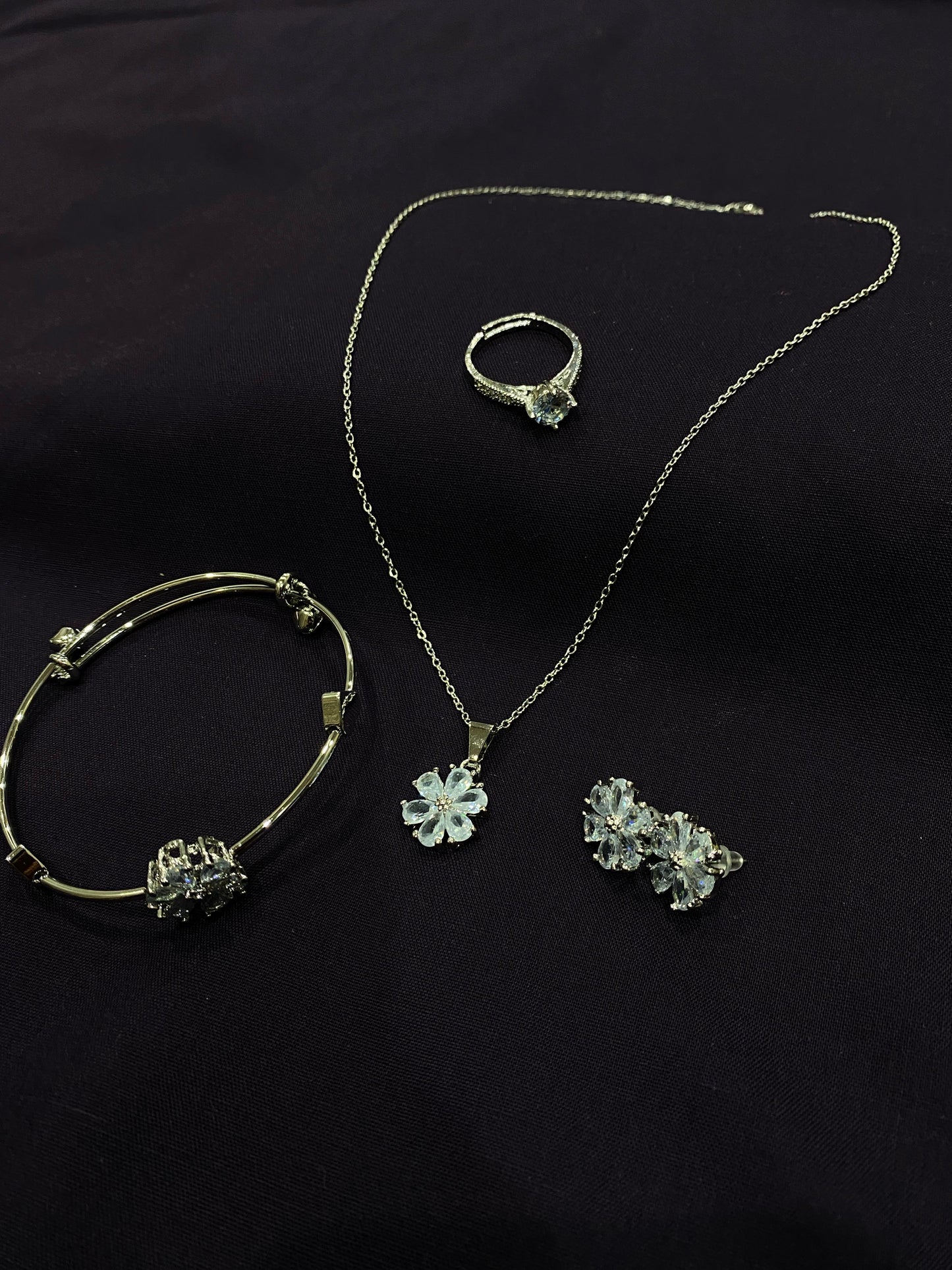 Elegant Silver-Colored Gold-Plated Jewelry Set – Necklace, Ring, Earrings & Bangle